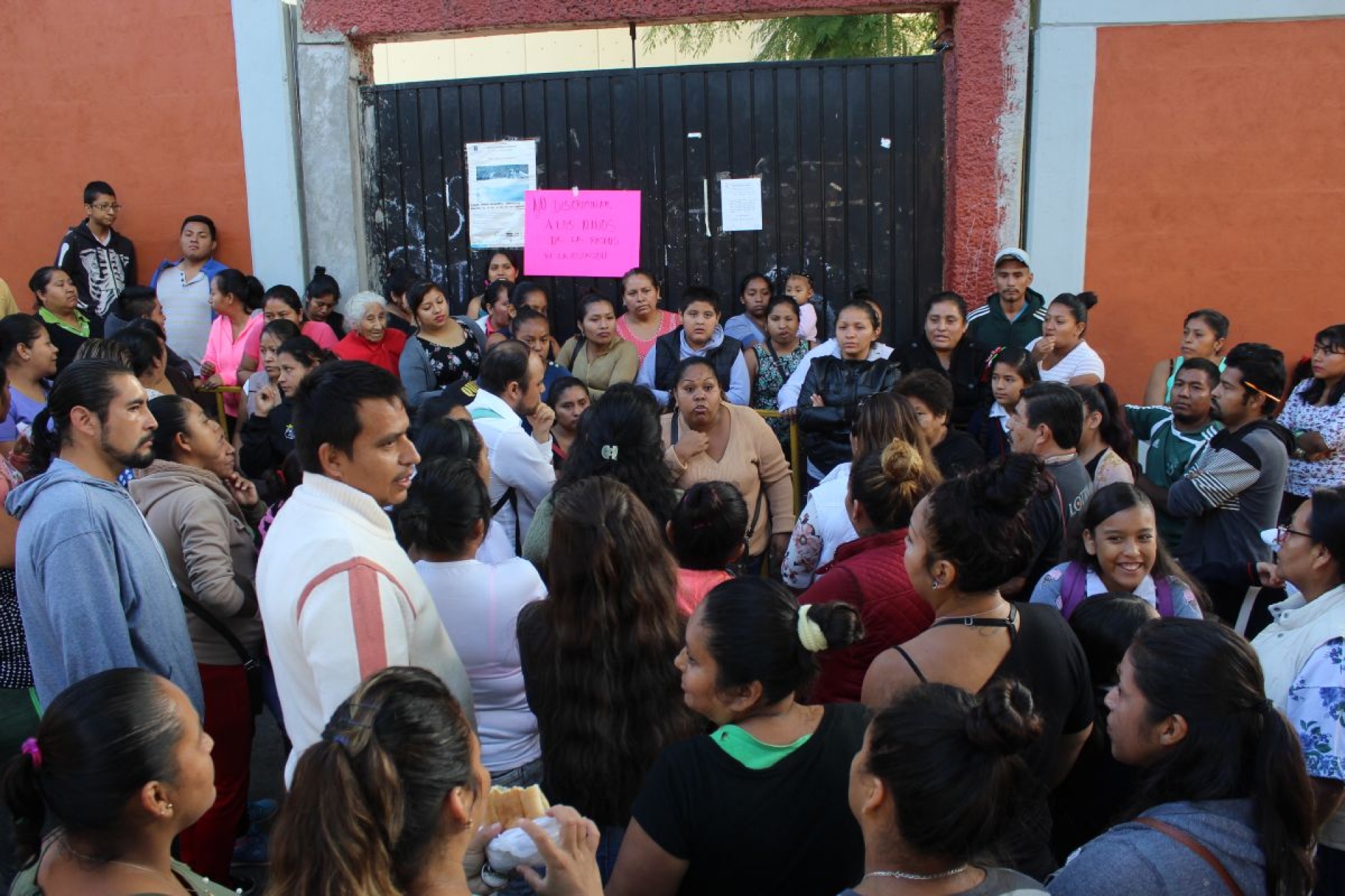Se confrontan padres de familia por uso de instalaciones escolares