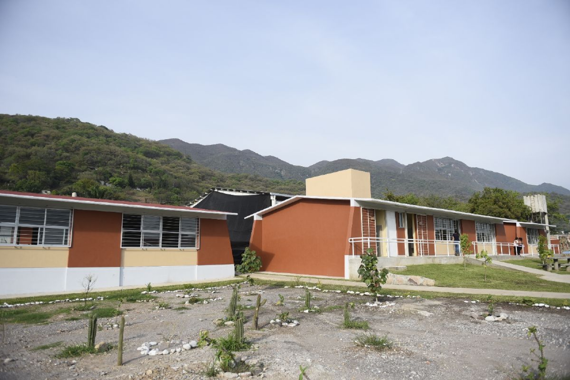 Pide director del IEBEM a padres ayudar en mantenimiento de escuelas