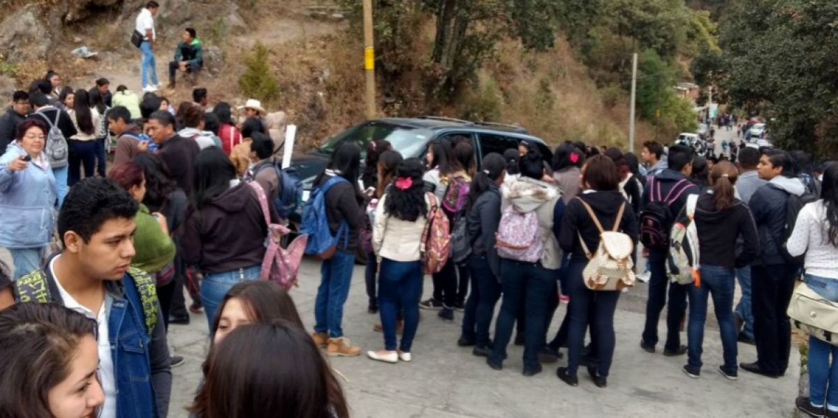 Toman alumnos CBTA 154 en Huitzilac; exigen destitución de la directora