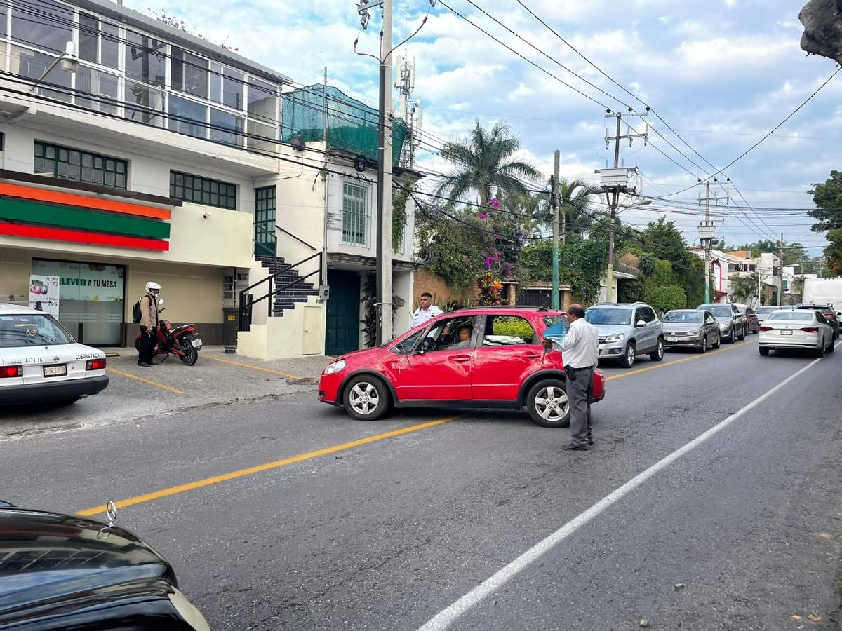 Vuelca un auto sobre la avenida Palmira