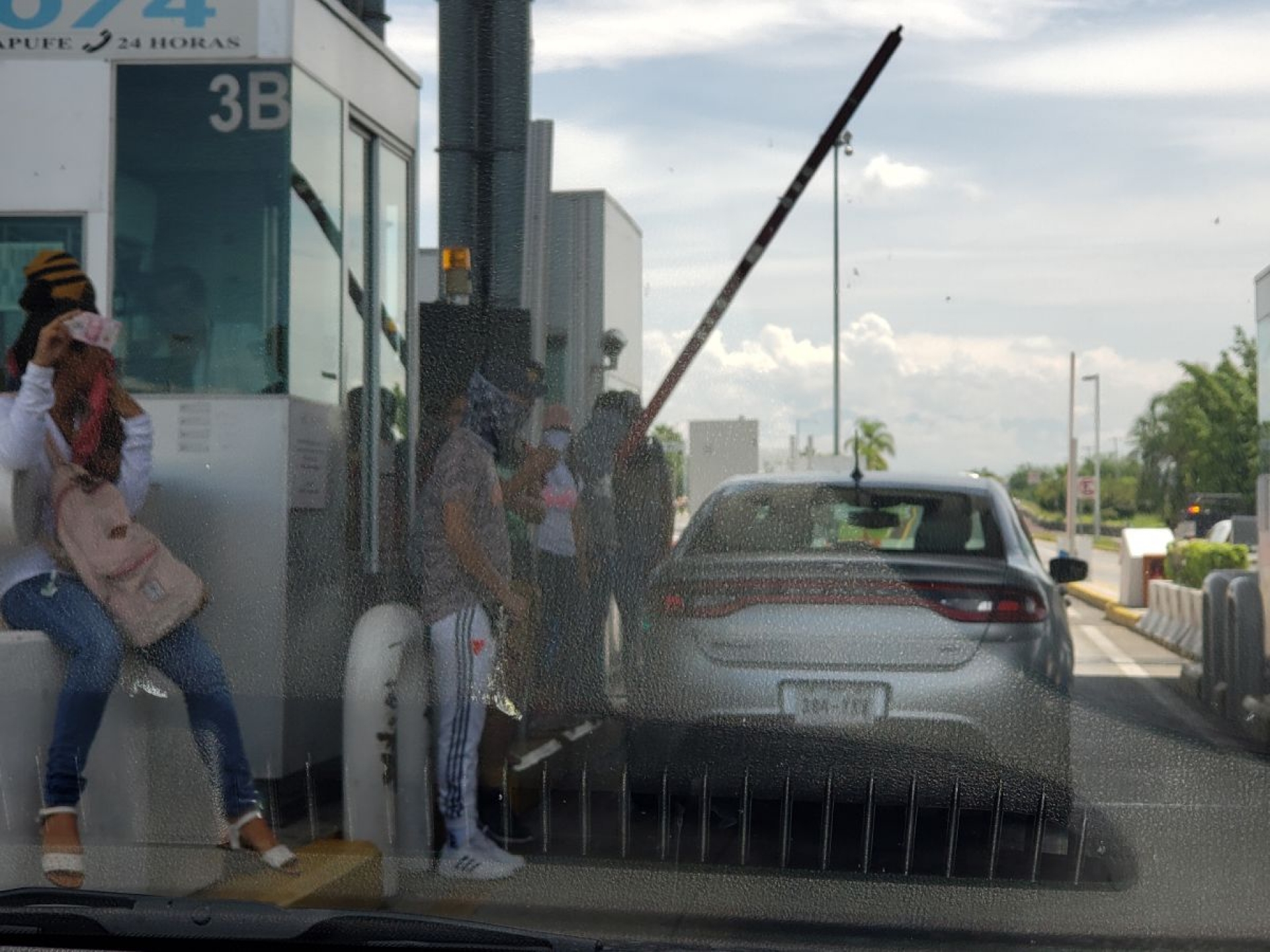 Otras vez se apoderan de caseta de cobro para pedir dinero a los automovilistas