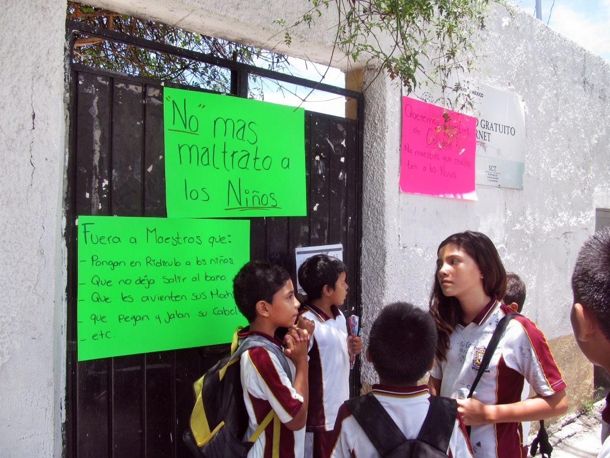 Acusan a tres maestros de maltrato a niños en escuela de Zacatepec