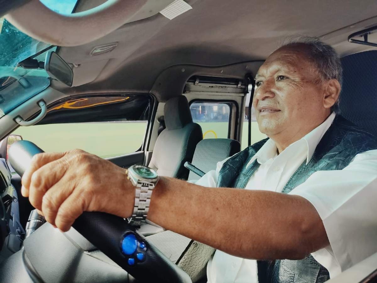 Por su edad solo encontró trabajo de chofer