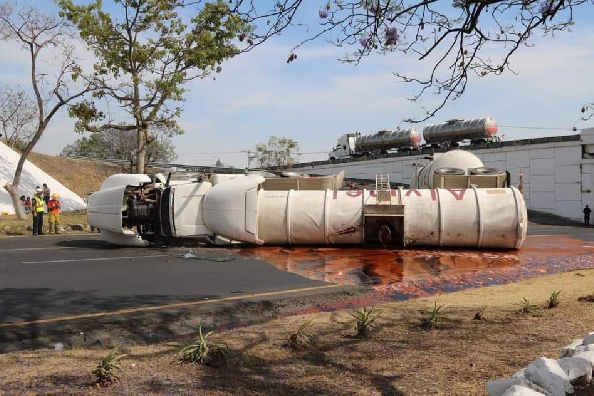 Vuelca tráiler cargado de melaza en Cuautla