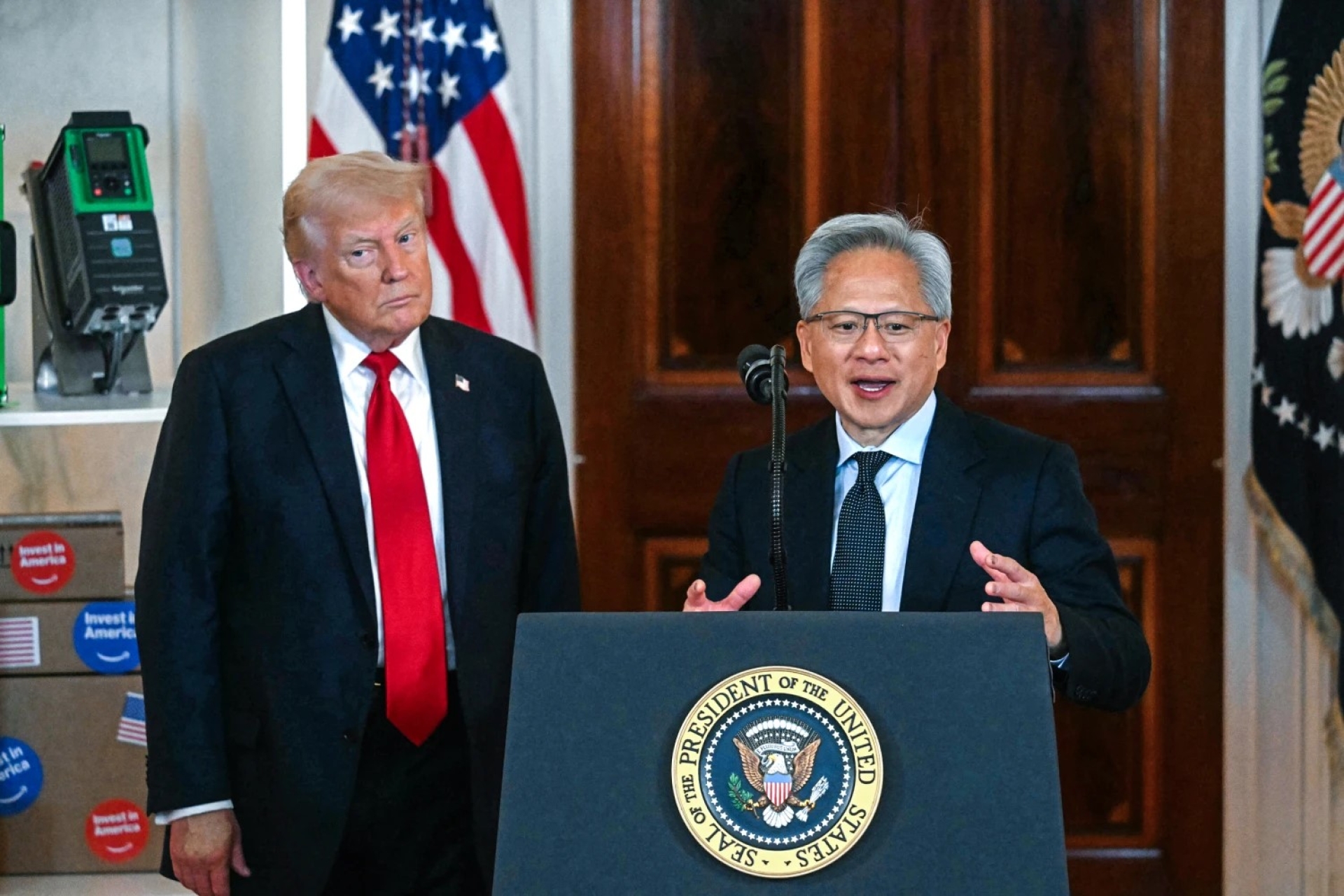 Trump autoriza a Nvidia a exportar chips de IA avanzados a China bajo condiciones de seguridad