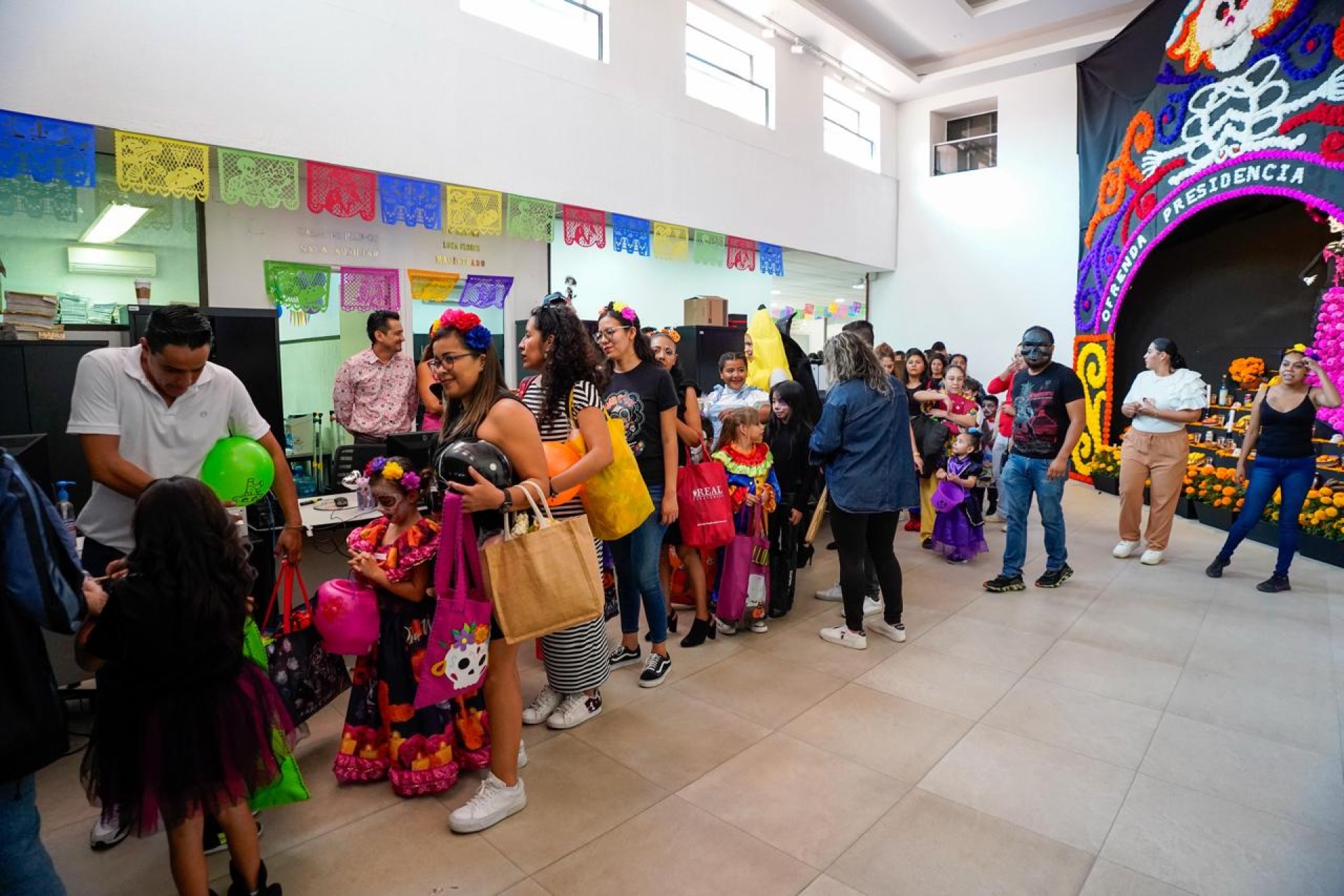 Niñas y niños del Cendi Palacio de Justicia recorren el TSJ para 'pedir su calaverita'