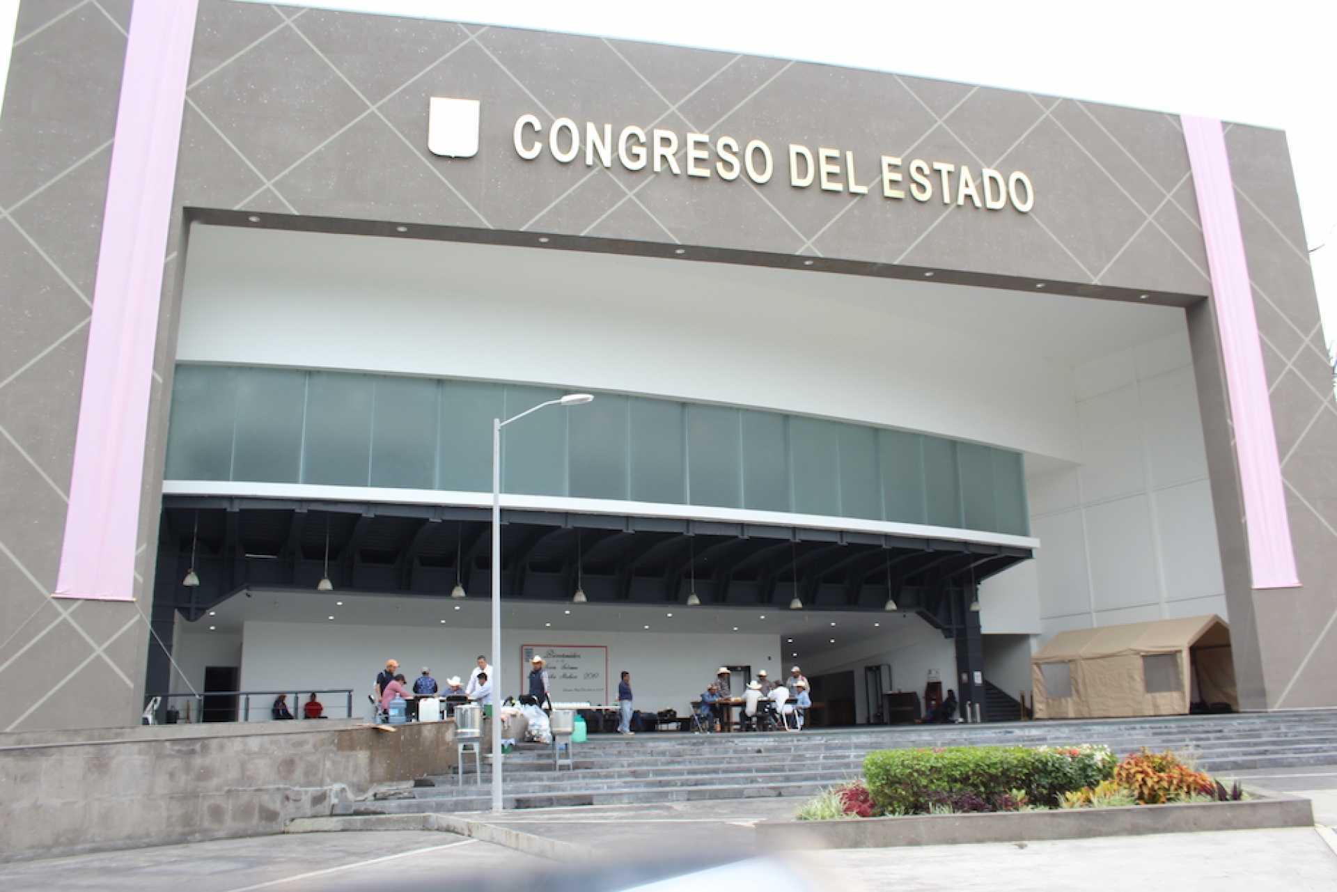 Continúa plantón en Congreso