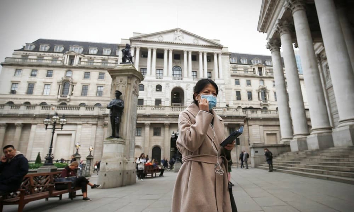 Inglaterra reduce a cinco días la cuarentena por COVID