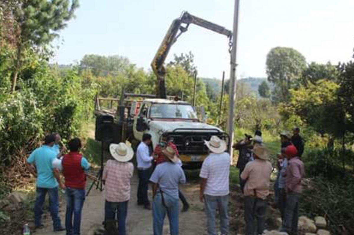 Inician ampliación de red eléctrica en Hueyapan