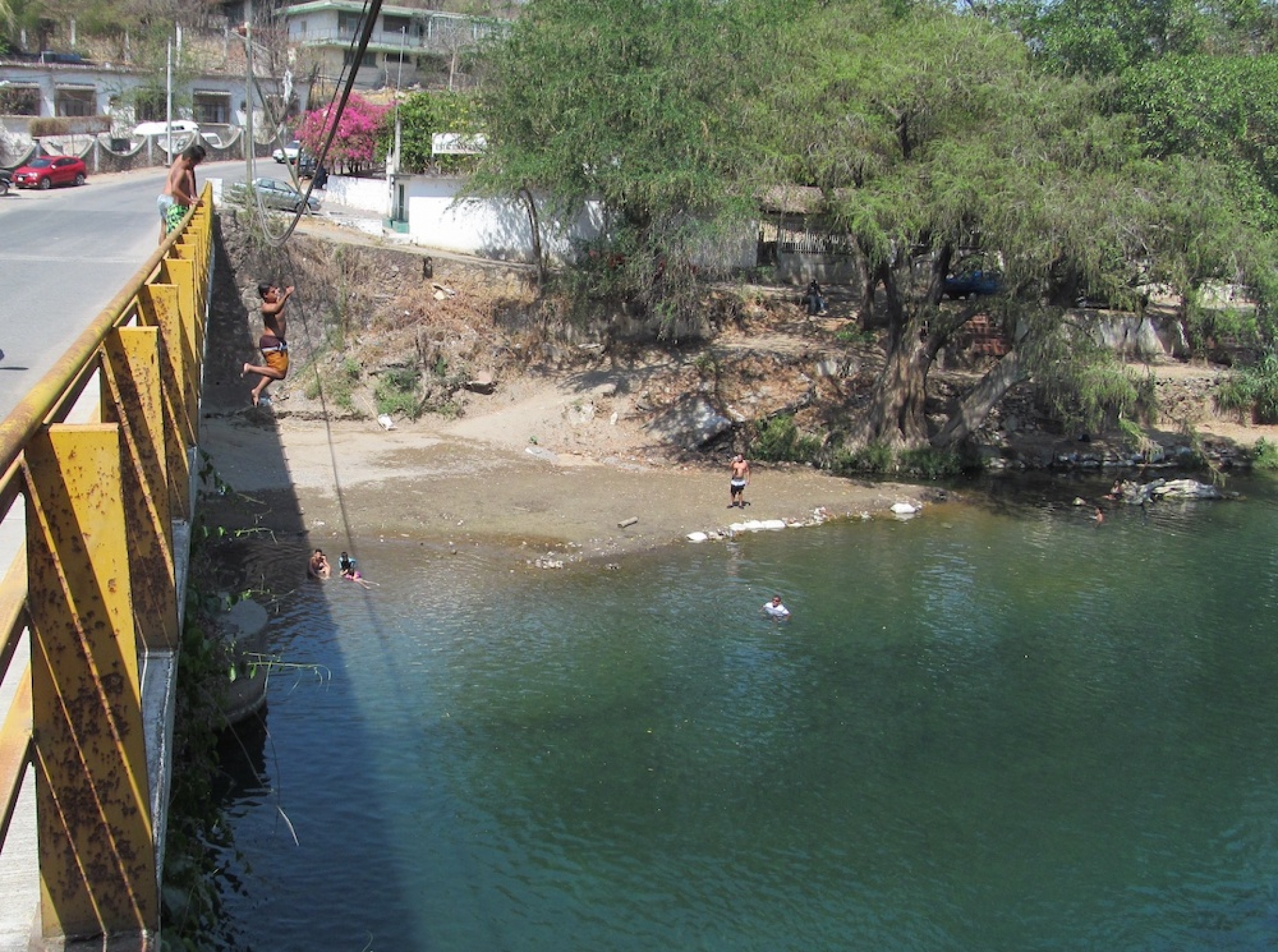 Pese a contingencia, llegaron bañistas a río de Tehuixtla