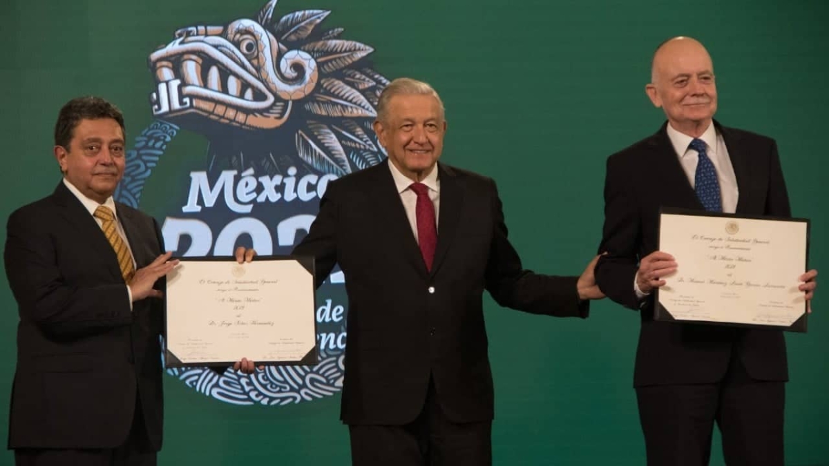 AMLO entrega reconocimiento al Mérito Médico 2021