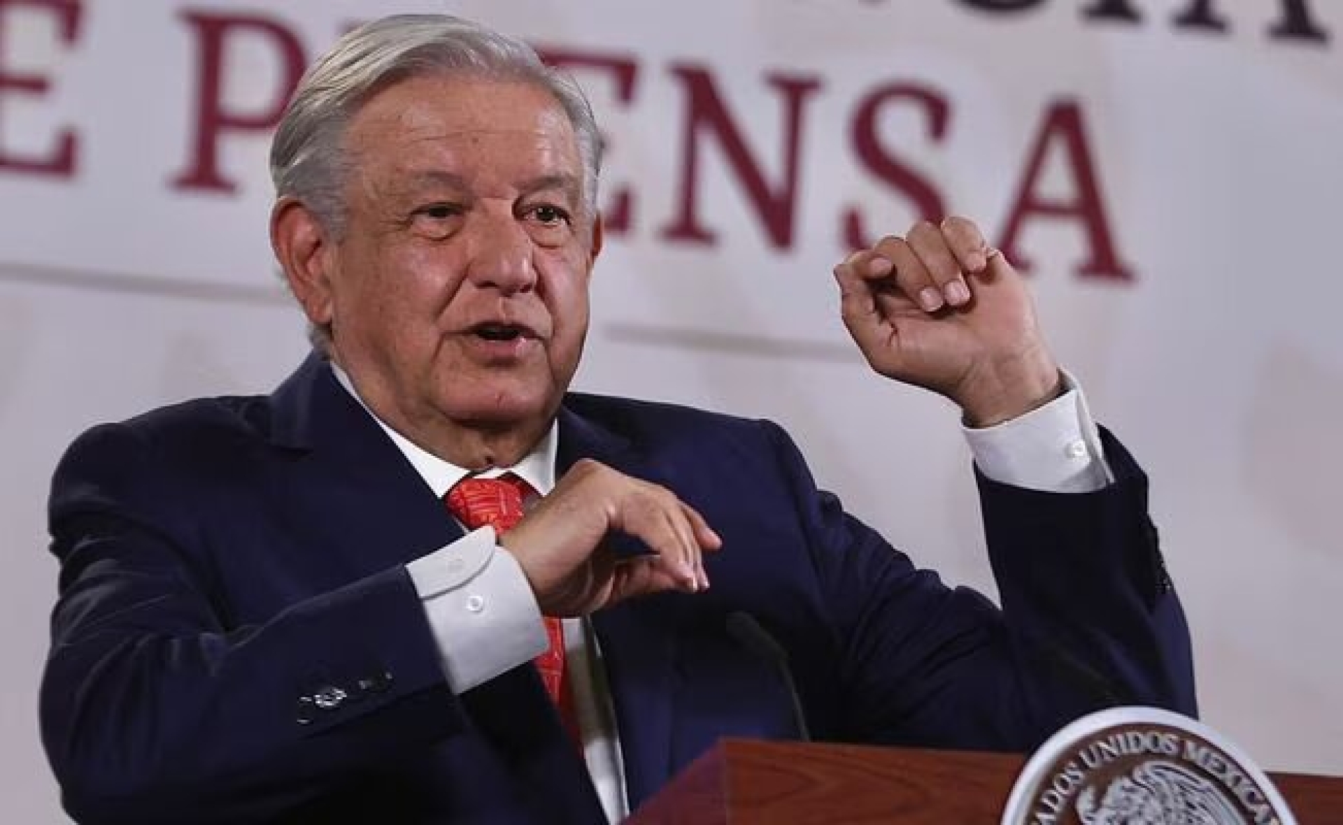 AMLO defiende refinerías y niega contaminación: 'Se necesitan'
