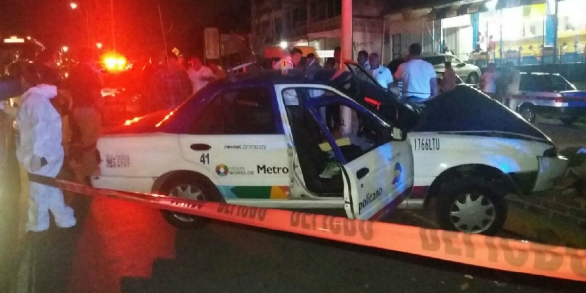 Conductor de taxi se desvanece y choca en Temixco; falleció