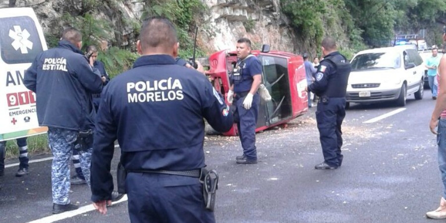 Hombre resulta herido tras volcadura de camioneta en el Cañón de Lobos