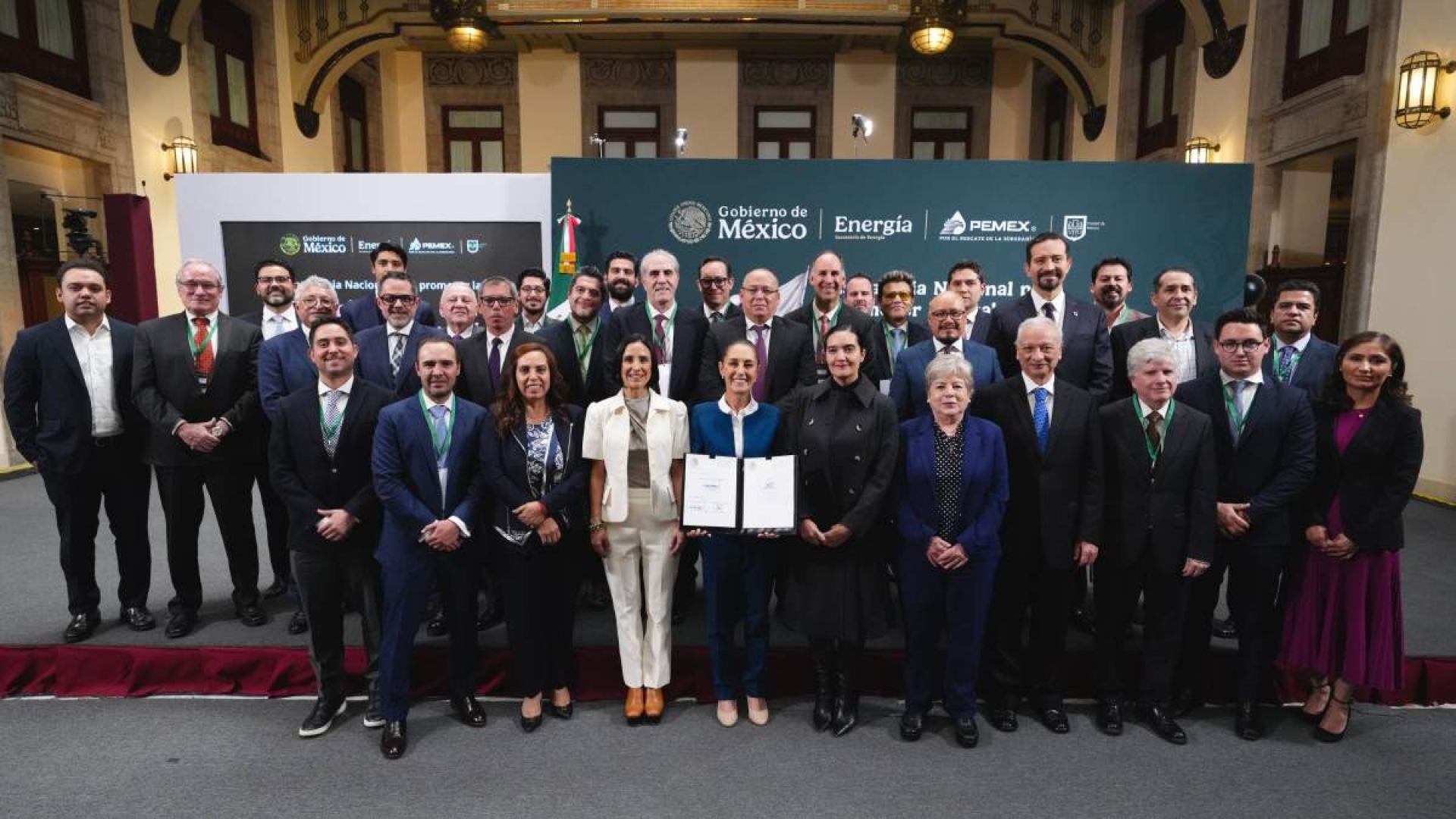 Sheinbaum logra acuerdo con gasolineros