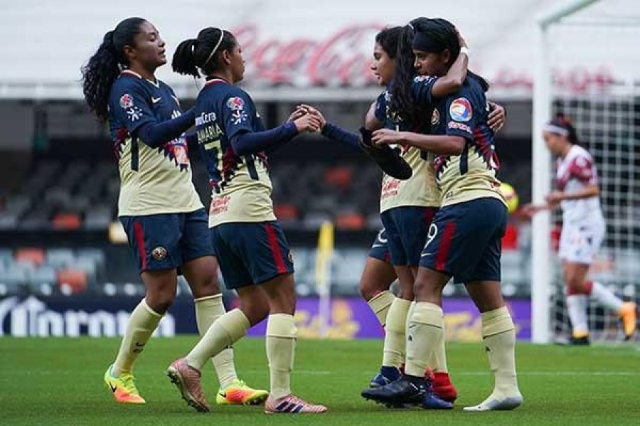 Lucero se luce en el Estadio Azteca