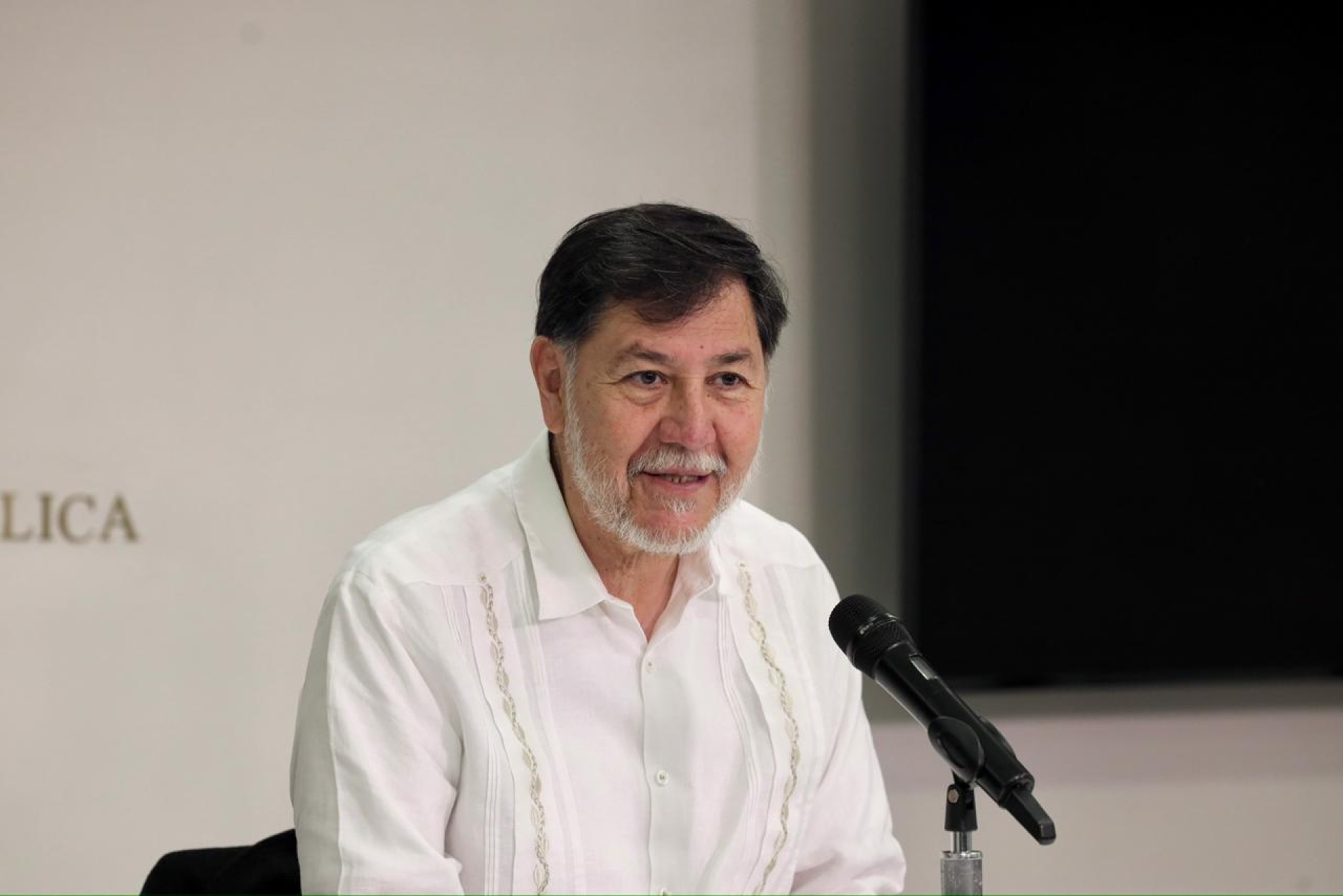 Fernández Noroña acusa a Grecia Quiroz de politizar el asesinato de Carlos Manzo
