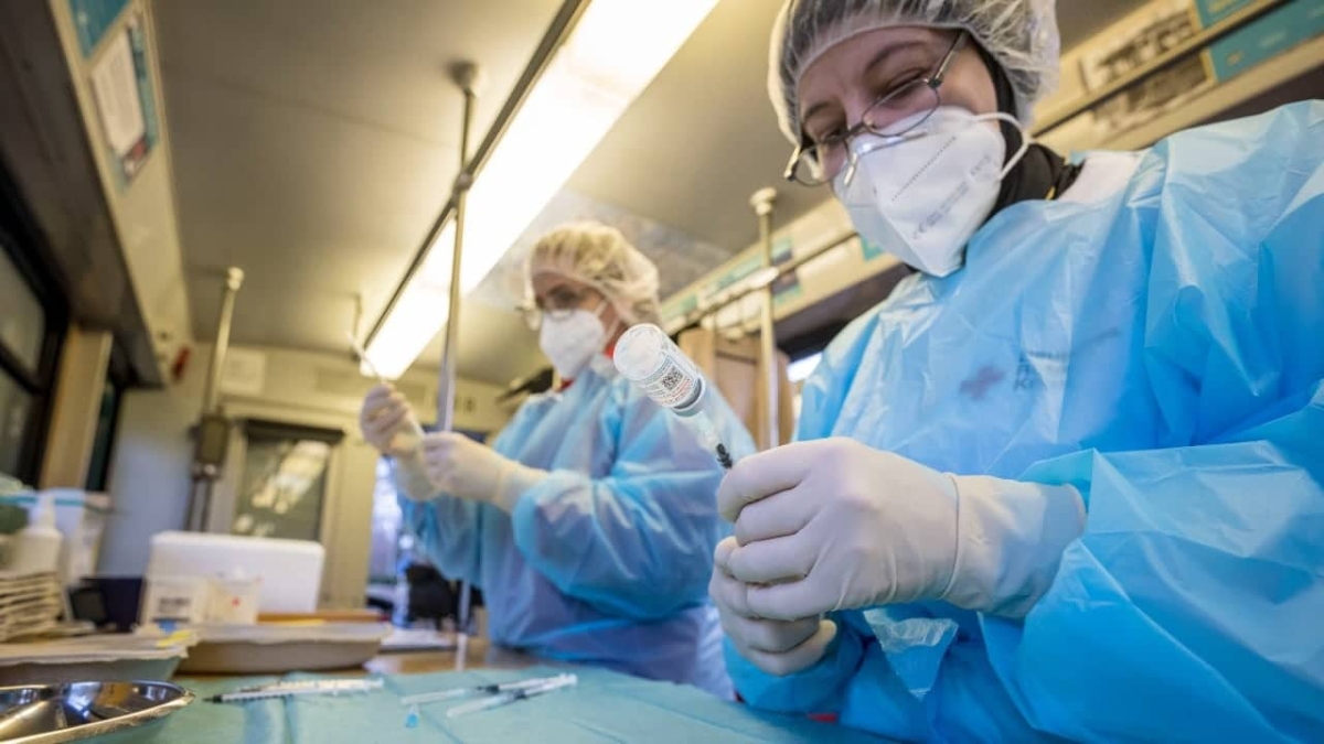 Estados Unidos baja a 5 meses la espera para tercera dosis de vacuna Pfizer