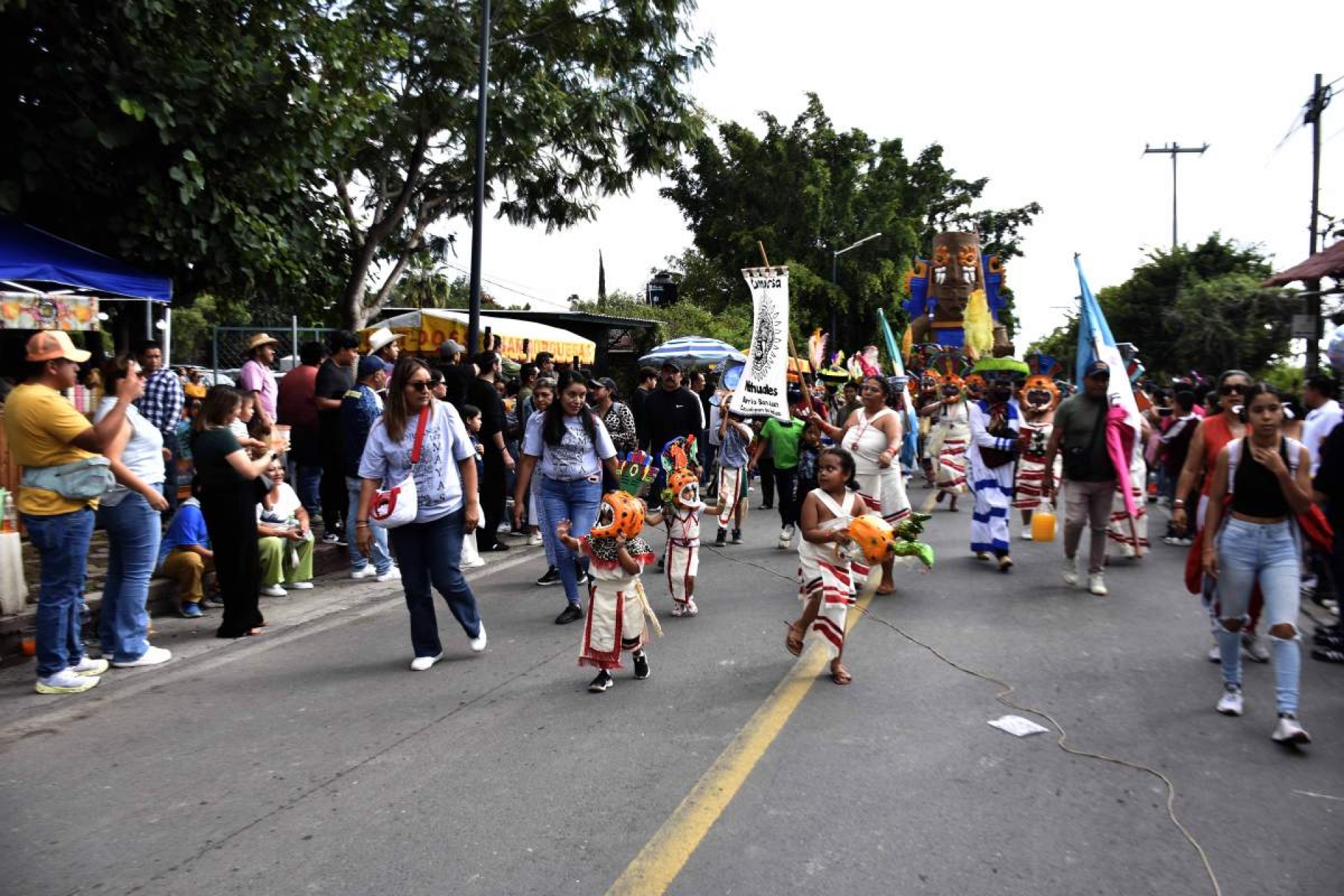 Salen mojigangas a las calles en Zacualpan