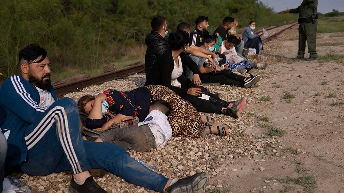 Decenas de migrantes rumanos cruzan a EU desde México
