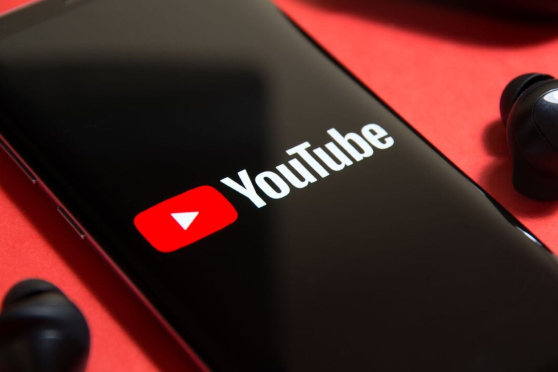 YouTube amplía los doblajes automáticos a todos los canales y permite desactivarlos por idioma