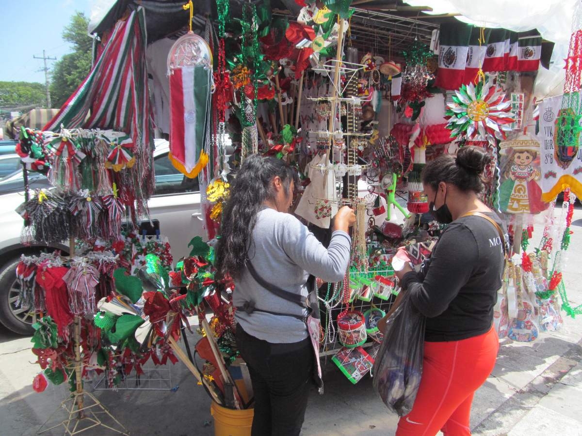 Regular, venta de artículos relacionados con los festejos patrios en Jojutla