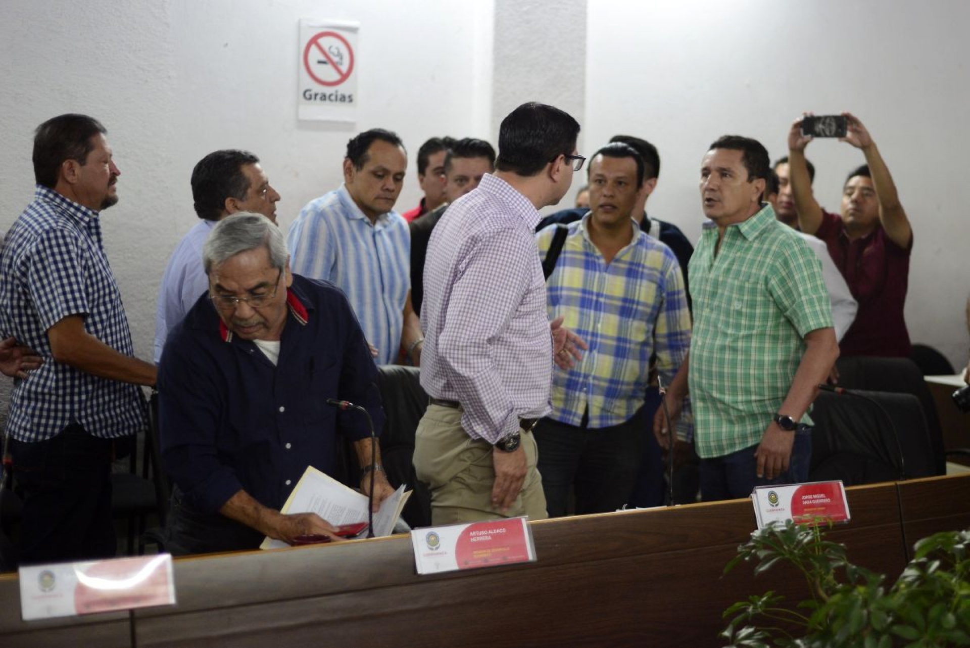 A gritos reclaman dinero a regidores