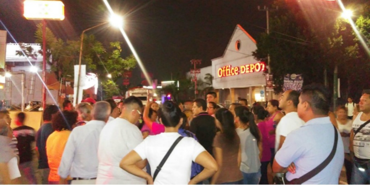 Bloquean avenida vecinos de Teopanzolco; aseguran que evitarán que CFE corte energía eléctrica en pozo de agua