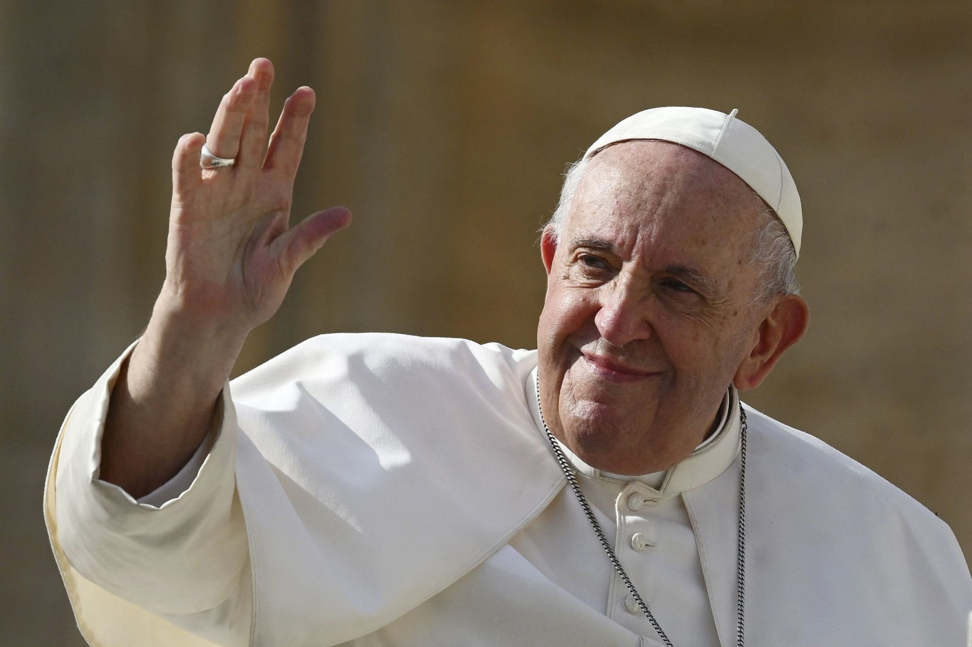 Vaticano difunde primeras imágenes del papa Francisco en su féretro y anuncia funeral