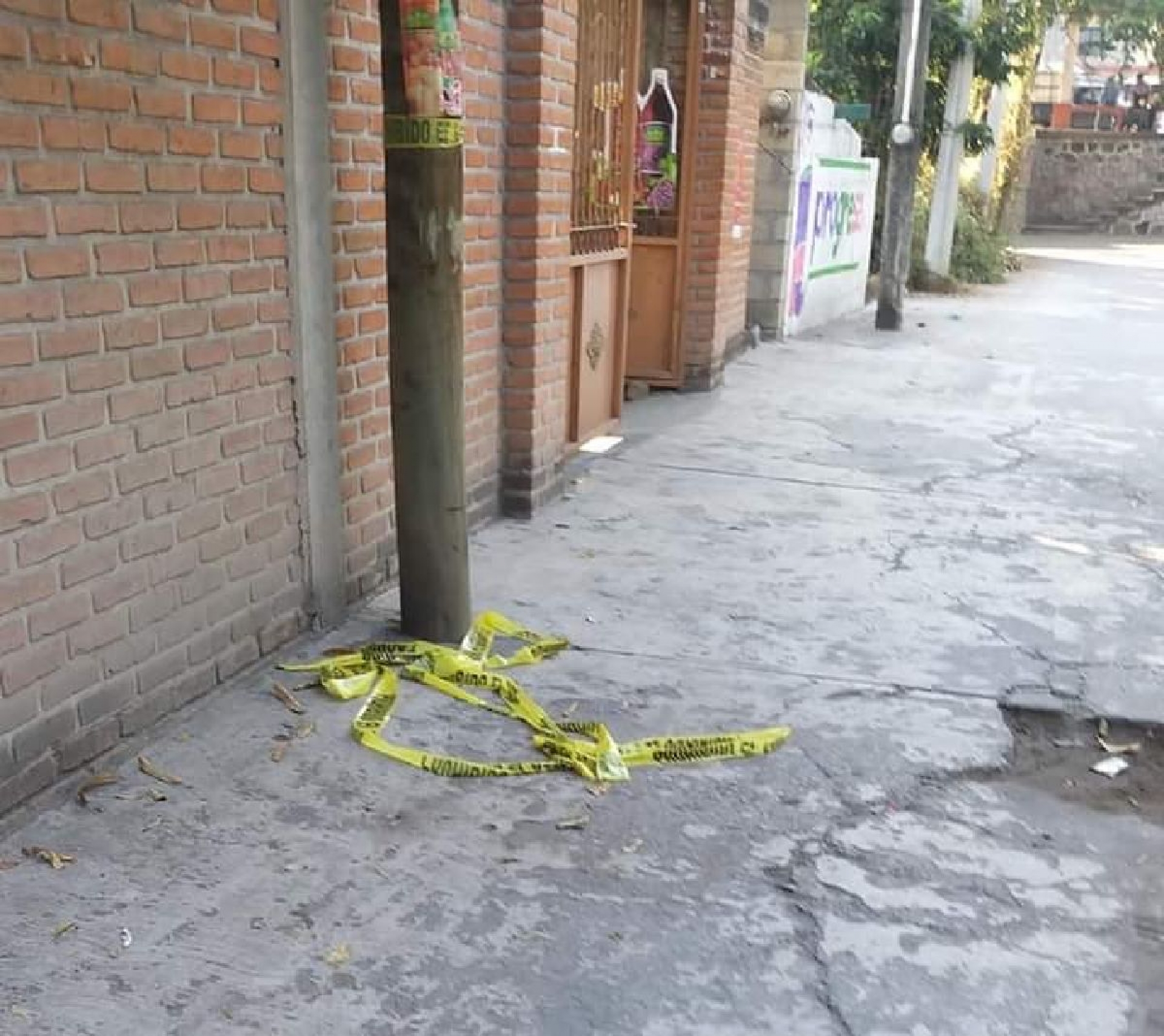 Dejan cabeza humana cerca de un módulo de la Policía