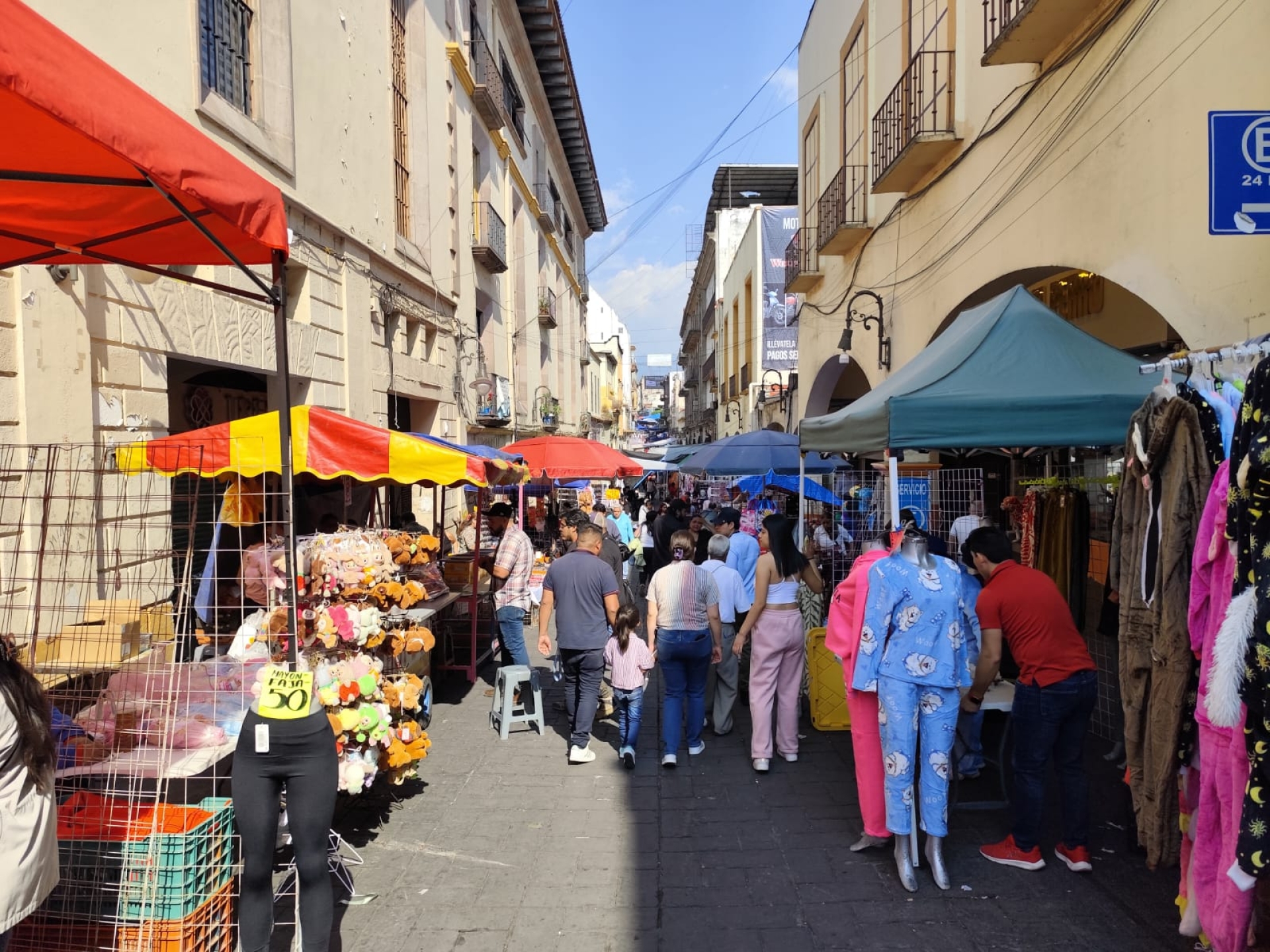 Instalados comerciantes de NGS, CATEM y plaza Lido en calle Guerrero, como parte del tianguis navideño