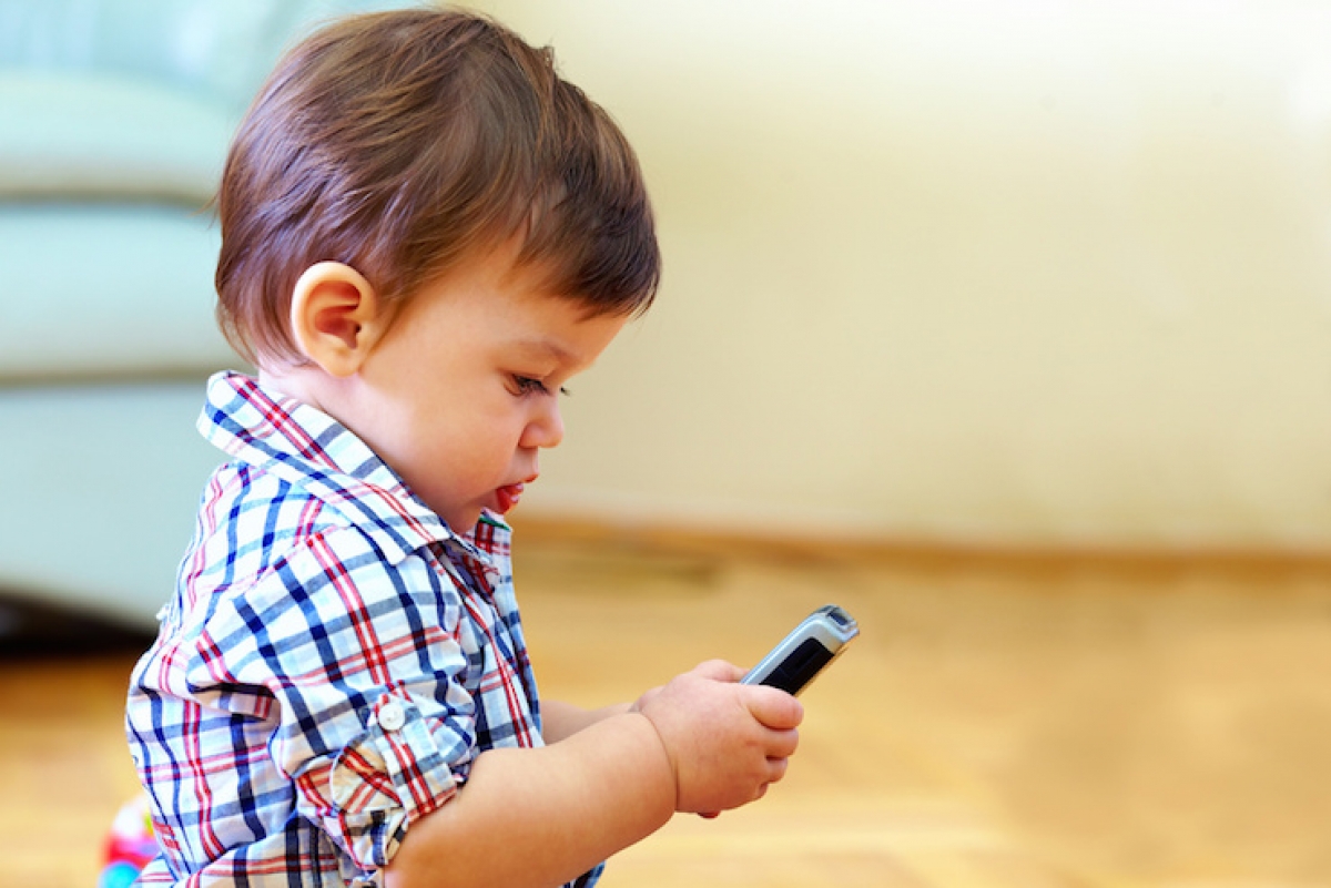 Uso de celular produce lesiones cervicales en niños