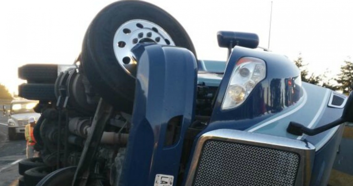 Vuelca tráiler en la autopista México-Cuernavaca