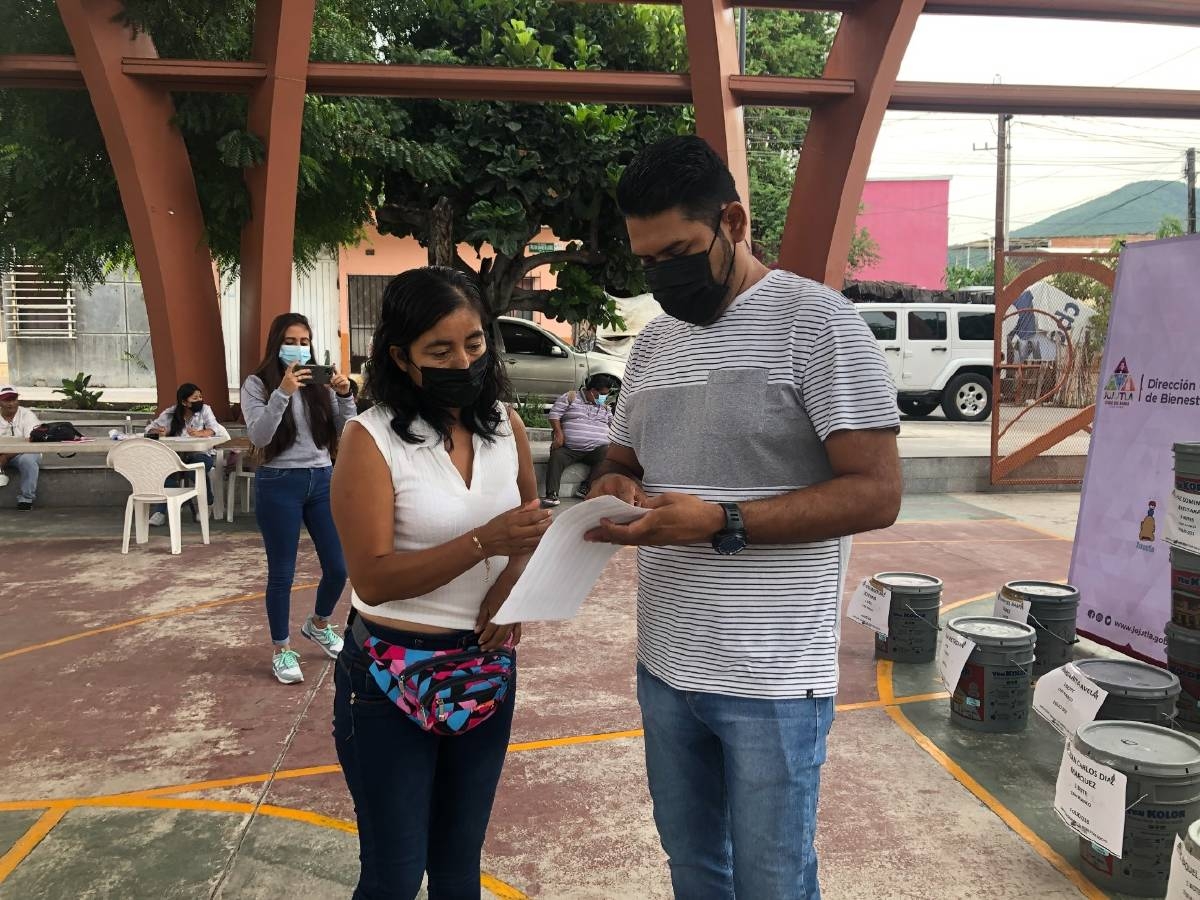 Entrega Ayuntamiento de Jojutla cubetas de pintura a bajo costo