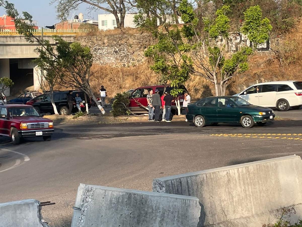 Se impacta camioneta contra un árbol