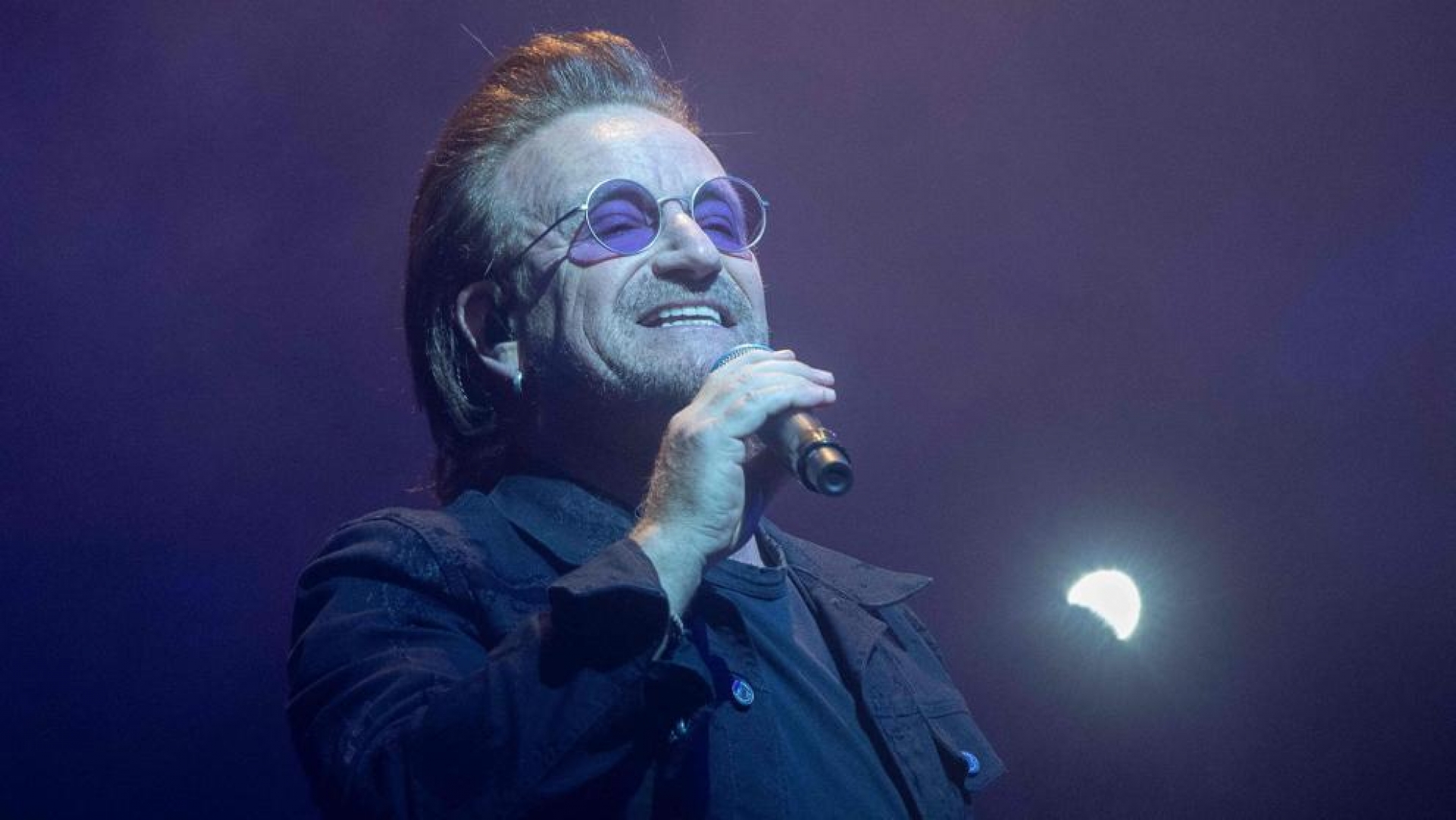VIDEO: Bono se quedó sin voz en concierto en Berlín