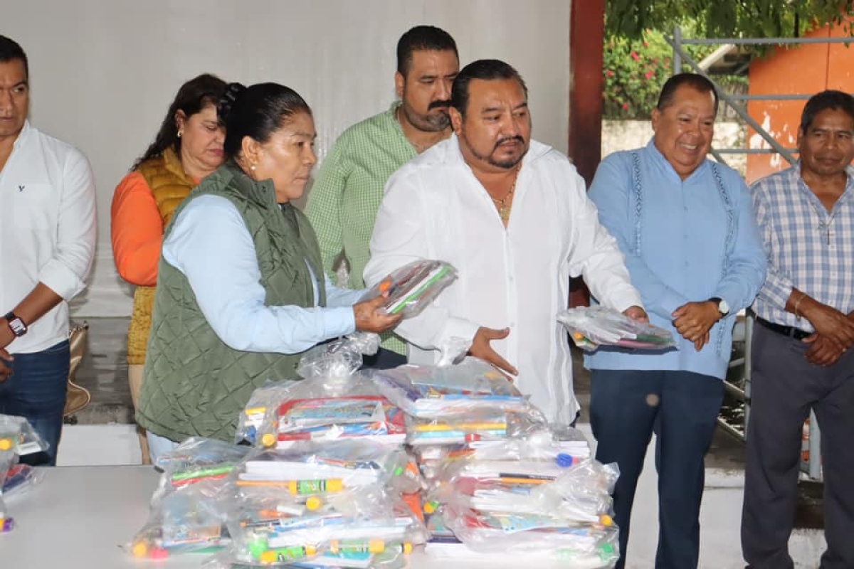 Arranca ciclo escolar en Temixco con entrega de útiles a estudiantes