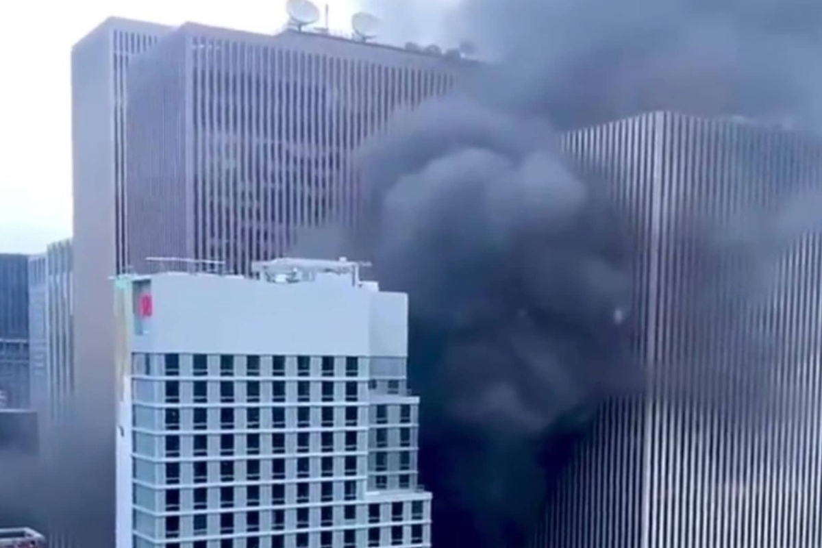 Se incendia edificio cerca del Rockefeller Center en Nueva York