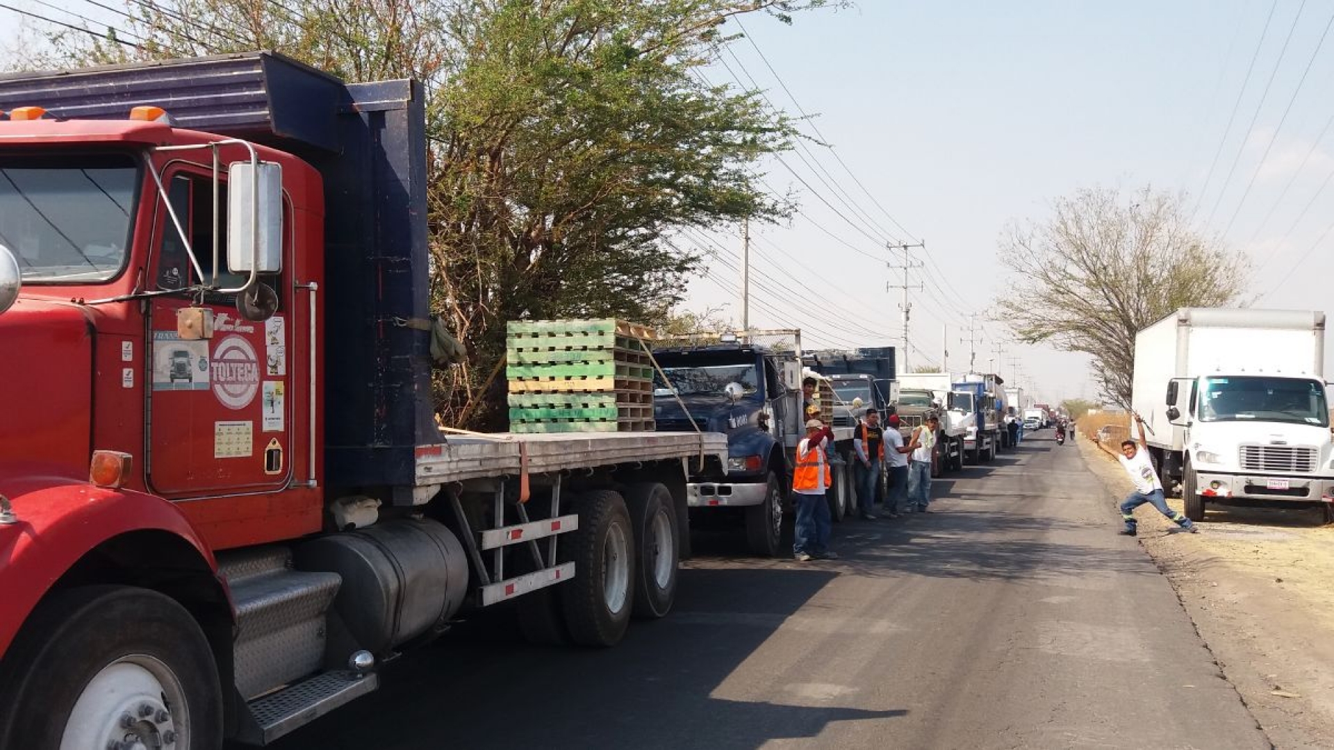 Bloquean campesinos de Xalostoc la carretera al Parque Industrial de Cuautla