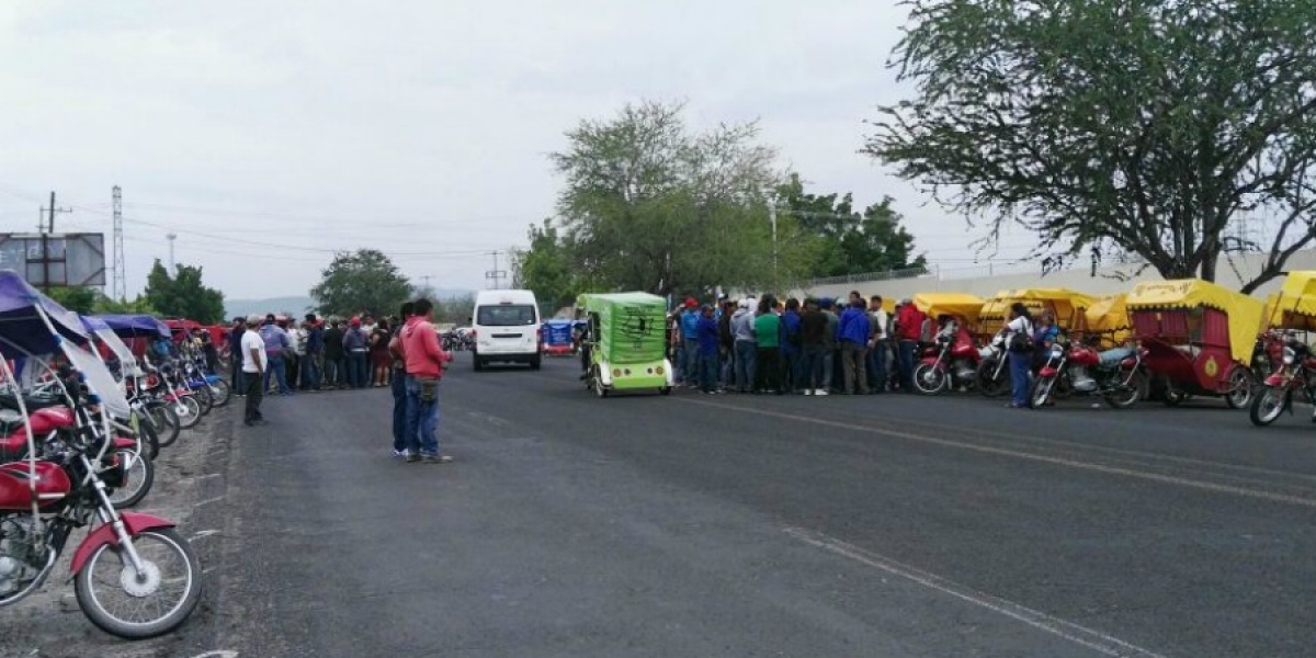 Bloquean mototaxistas carretera Alpuyeca-Jojuta; exigen retiro de unidades "pirata"