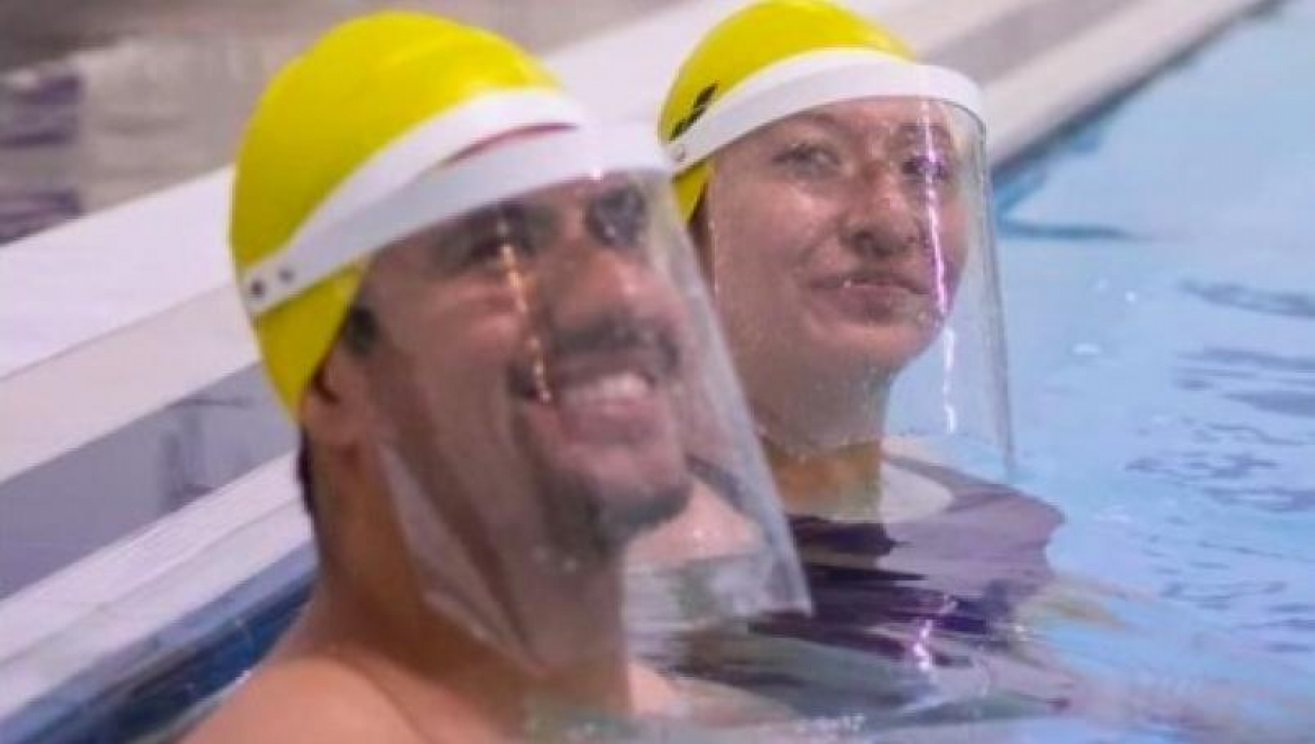 Escuela de natación desata burlas al promocionar uso de careta en alberca