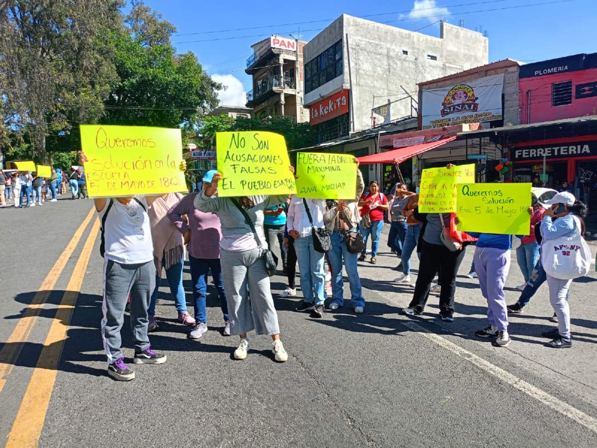 Exigen remoción de directora de la primaria de Santa María
