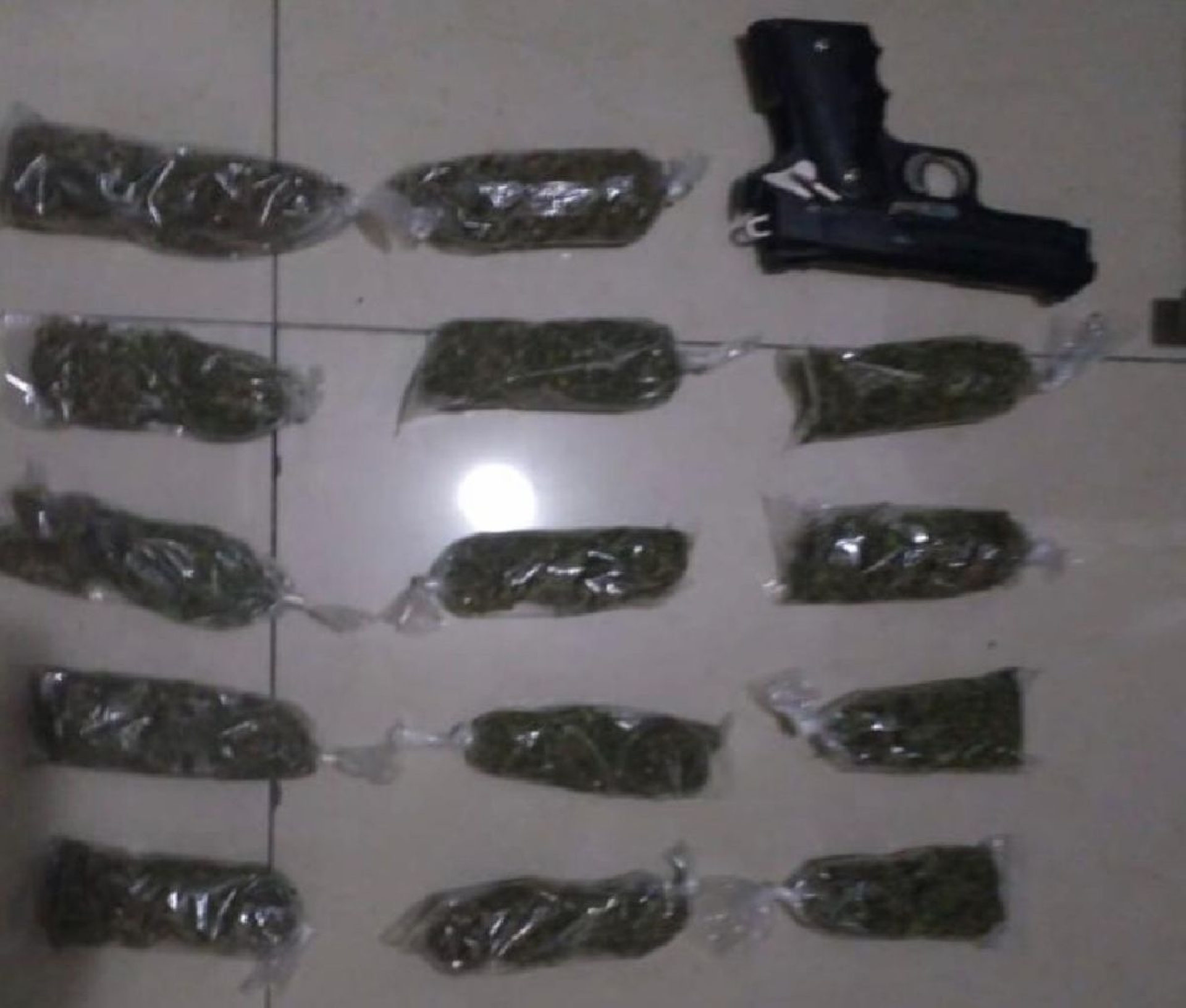 Llevaba una pistola de juguete y droga en su mochila