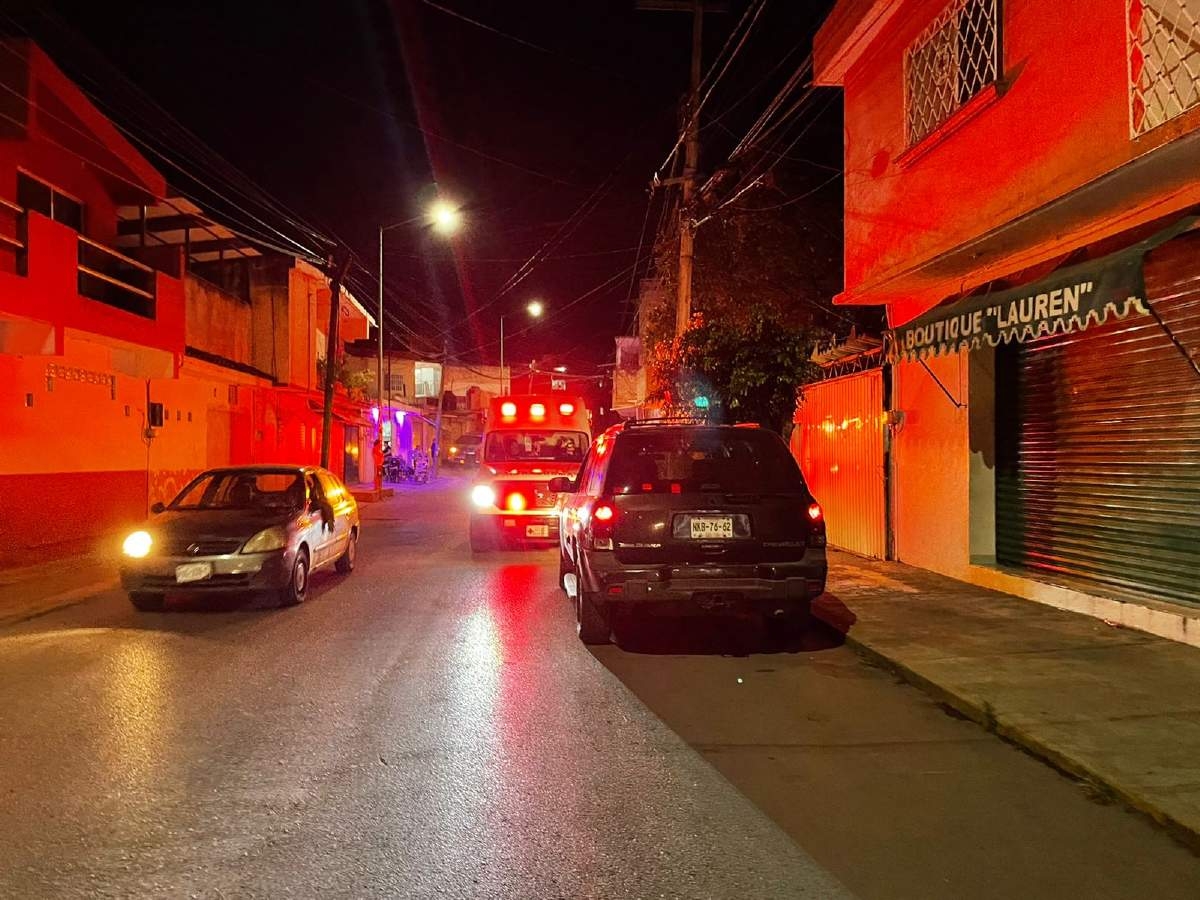 Se impacta moto contra un auto estacionado