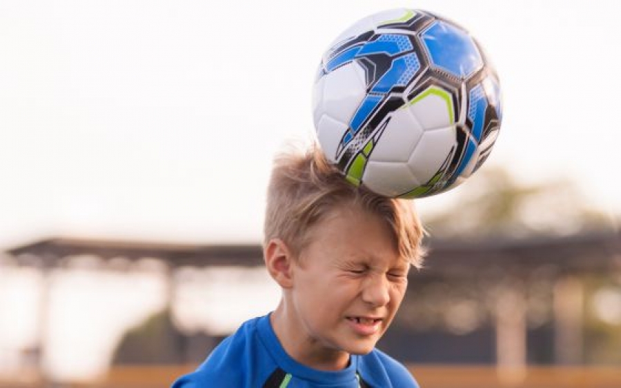 EU prohibirá cabecear el balón de fútbol a los niños