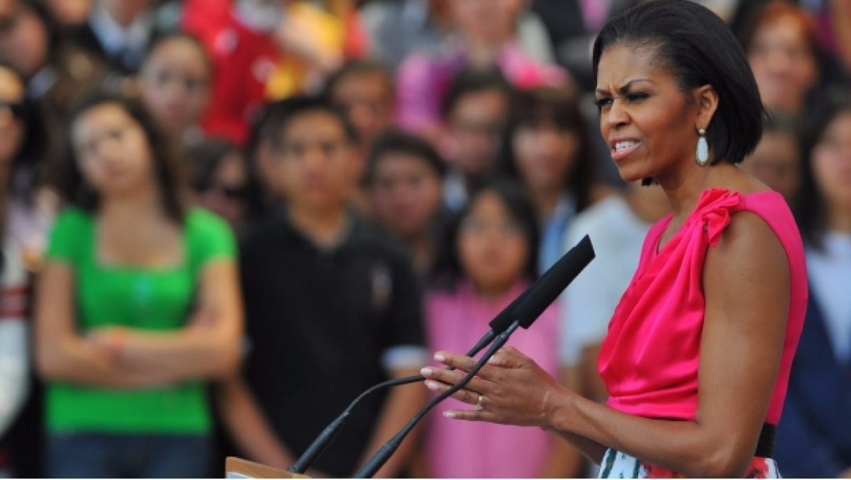 Renuncia funcionaria que llamó a Michelle Obama "simia en tacones"