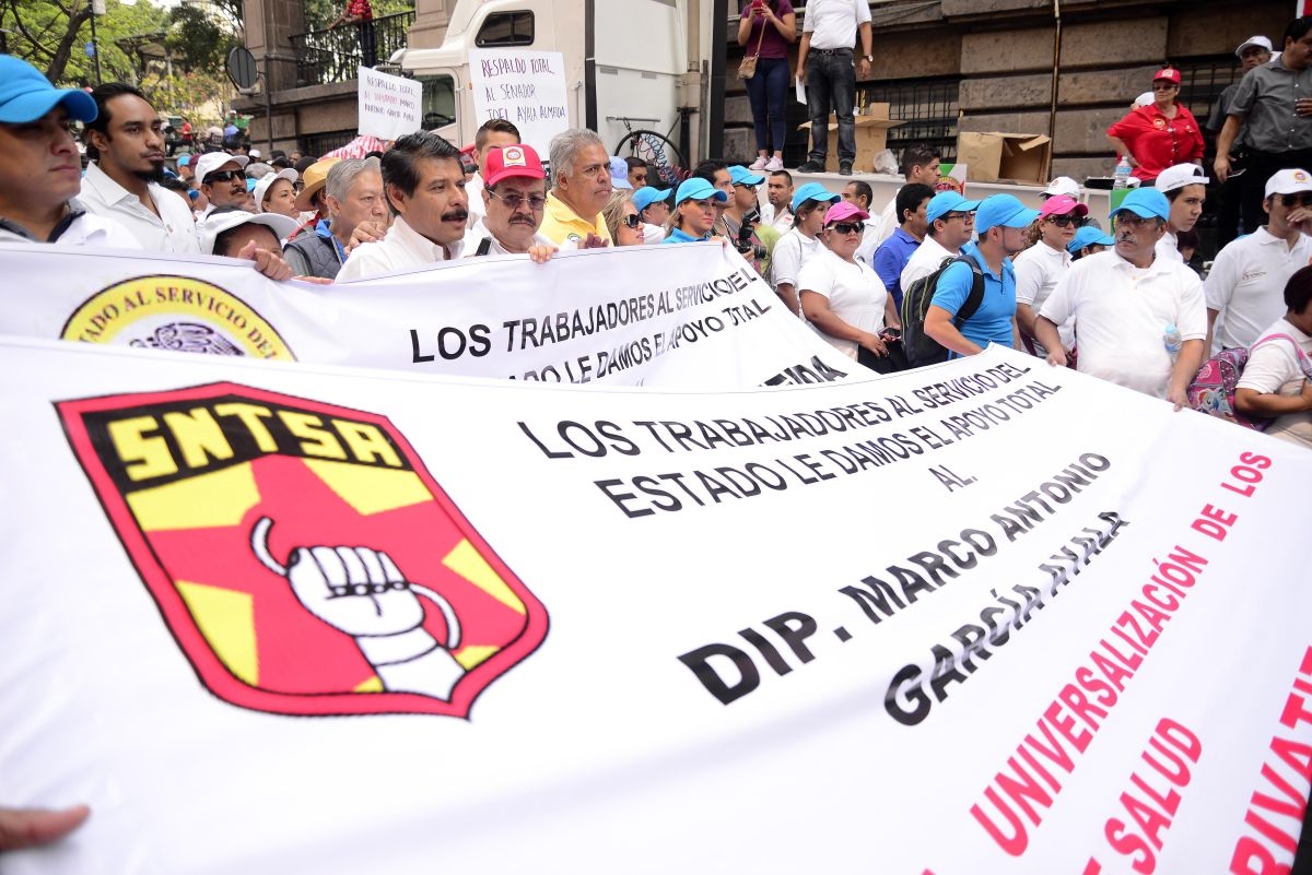 Protestan sindicatos contra la universalidad de la salud