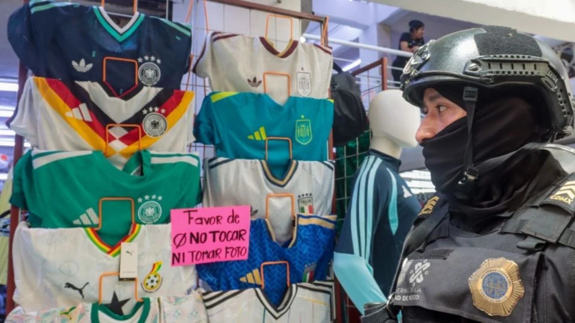Aseguran 25 toneladas de mercancía deportiva pirata en Tepito previo al Mundial