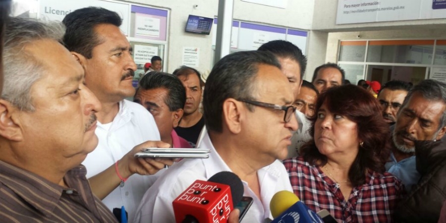 Realiza mesas de trabajo SMyT con taxistas; atienden tema de reposición del proceso de regularización