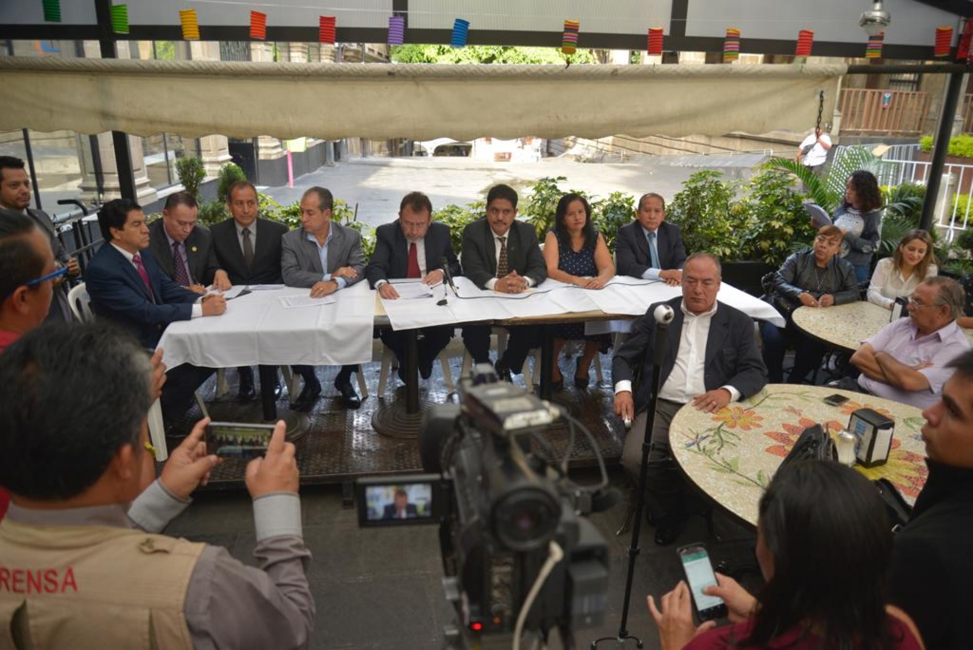 Se manifiestan abogados contra reformas de anterior legislatura
